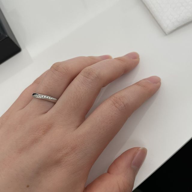 【4℃ BRIDAL(ヨンドシーブライダル)の口コミ】 婚約指輪を購入しなかったので結婚指輪だけでもゴージャスに見えるデザイ…