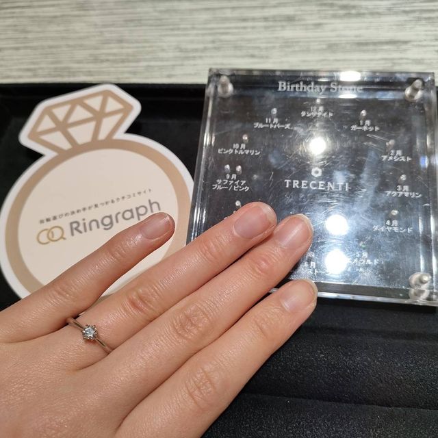 【TRECENTI(トレセンテ)の口コミ】 指輪のデザインは6点留めのソリテールタイプです。
着け心地もよく、指通…