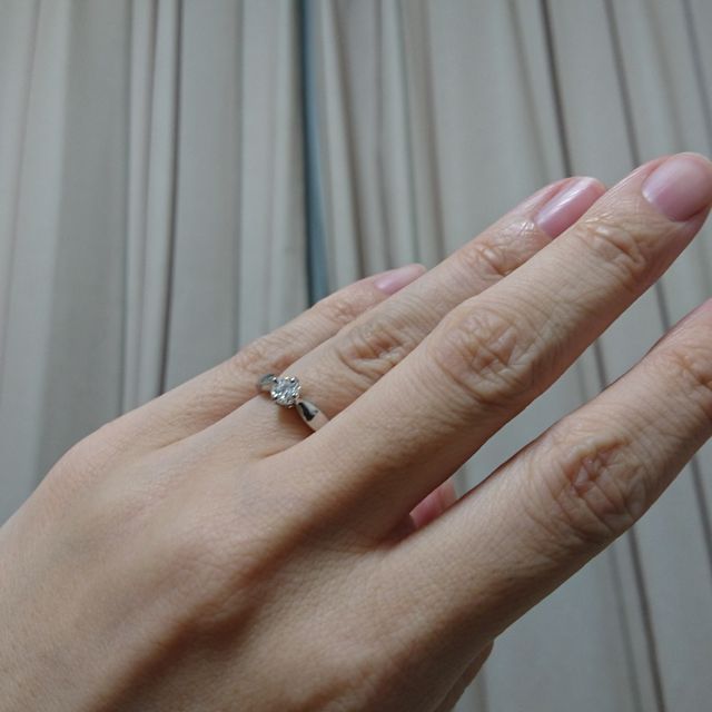 【ブルガリ(BVLGARI)の口コミ】 ラウンド型のダイヤの回りに4つの爪、リング部分はダイヤの回りがぷっくり…