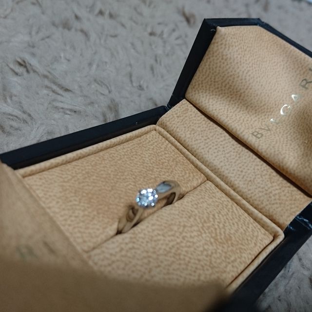 【ブルガリ(BVLGARI)の口コミ】 ラウンド型のダイヤの回りに4つの爪、リング部分はダイヤの回りがぷっくり…
