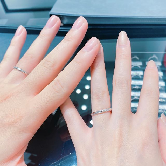 【エクセルコダイヤモンド(EXELCO DIAMOND)の口コミ】 ストレートでダイヤが斜めに入っているデザインがよかったので希望通りの…