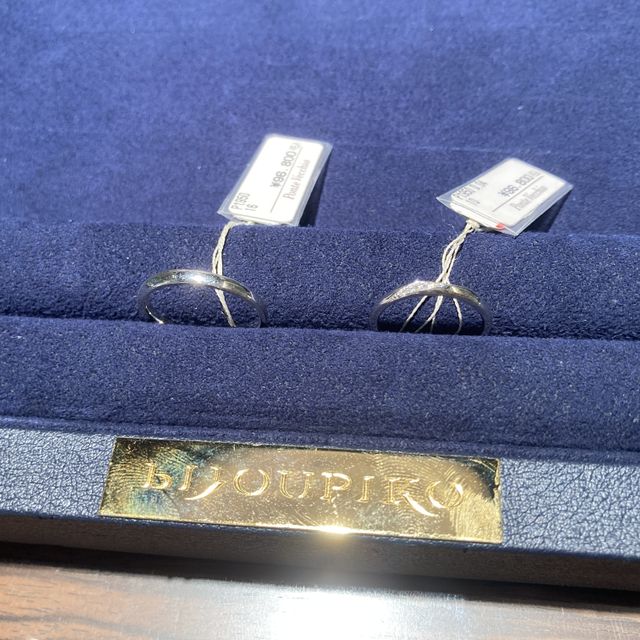 【Ponte Vecchio(ポンテヴェキオ)の口コミ】 素材がプラチナな点と、ストレートの指輪にねじれが入っているようなデザ…