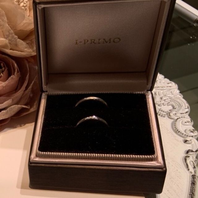 【アイプリモ(I-PRIMO)の口コミ】 婚約指輪と重ね付けできるデザインのものを選びました。また、ダイヤモン…