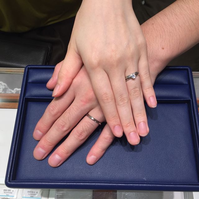 【銀座ダイヤモンドシライシの口コミ】 先に婚約指輪を決め、重ね付けして使えるようにそれに合わせたものにしま…
