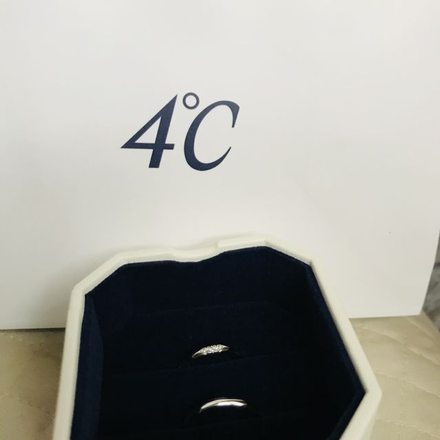 【4℃ BRIDAL(ヨンドシーブライダル)の口コミ】 指輪のデザインは店員さんおすすめの日本人の手に合ったカーブのリングを…