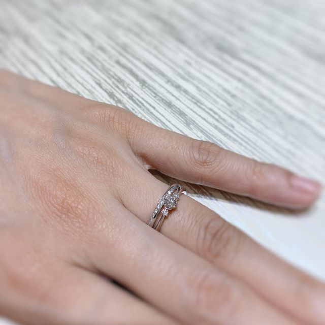 【TRECENTI(トレセンテ)の口コミ】 真ん中の一石のダイヤモンドの周りに石が配置されたデザインですが、トレ…