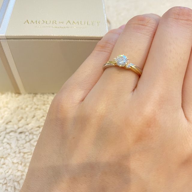 【AMOUR AMULET(アムール・アミュレット)の口コミ】 金とプラチナの2色のデザインに一目惚れしました。
結婚指輪との相性も良…