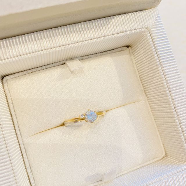 【AMOUR AMULET(アムール・アミュレット)の口コミ】 金とプラチナの2色のデザインに一目惚れしました。
結婚指輪との相性も良…