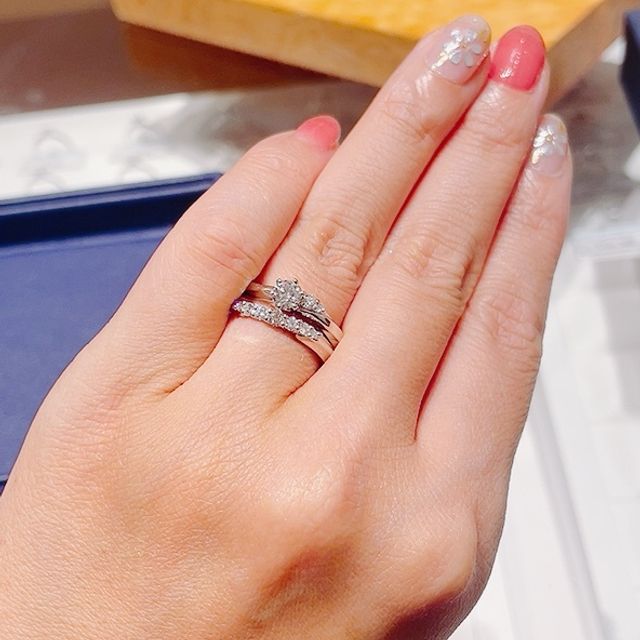 【銀座ダイヤモンドシライシの口コミ】 緩やかなVラインでデザインが
とても美しかったです。
爪どめタイプでひっ…