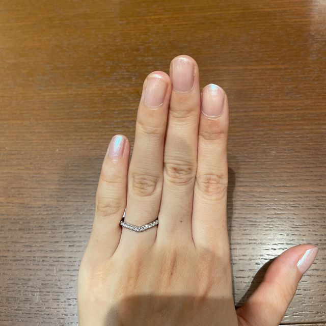 【TRECENTI(トレセンテ)の口コミ】 爪留めのエタニティはレール留めよりも輝きが強く感じます。
程よい太さの…