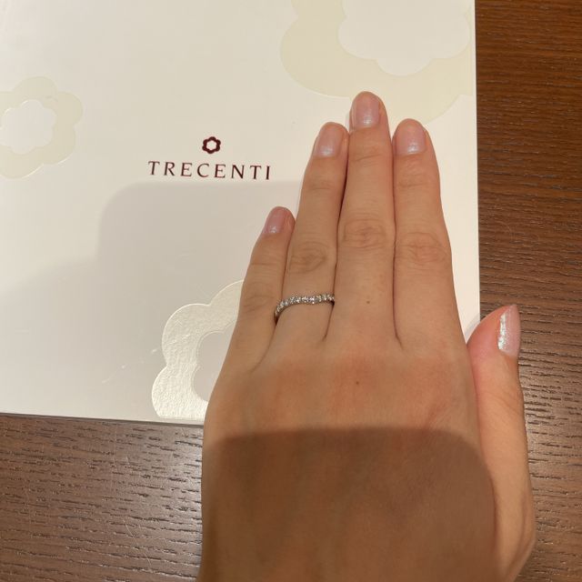 【TRECENTI(トレセンテ)の口コミ】 爪留めのエタニティはレール留めよりも輝きが強く感じます。
程よい太さの…