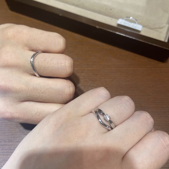 【TRECENTI(トレセンテ)の口コミ】 V字の細身が気に入り、婚約指輪との重ね付けもしやすいデザインでした。ま…