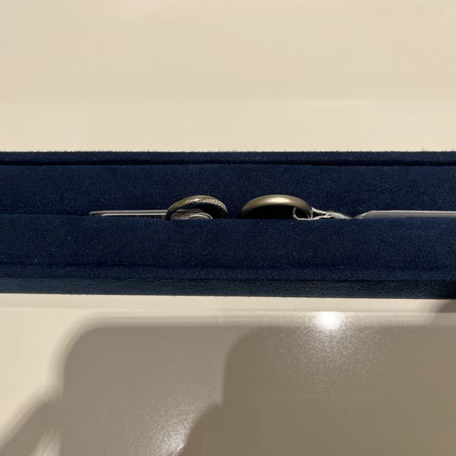 【4℃ BRIDAL(ヨンドシーブライダル)の口コミ】 女性のリングは側面にダイヤがついていて、華やかすぎずシンプルに見えな…