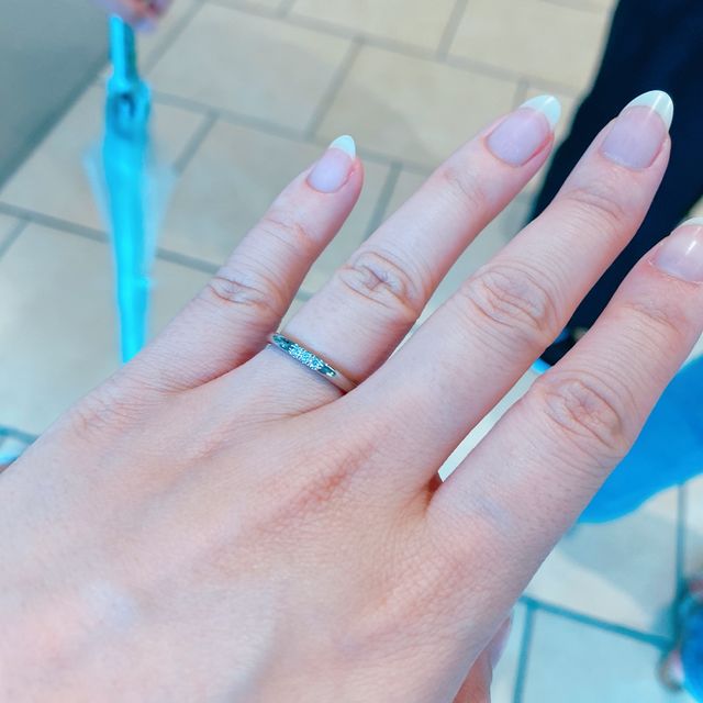 【4℃ BRIDAL(ヨンドシーブライダル)の口コミ】 デザイン、いくつか迷ったが、実際に付けてみてデザインや付け心地が良か…