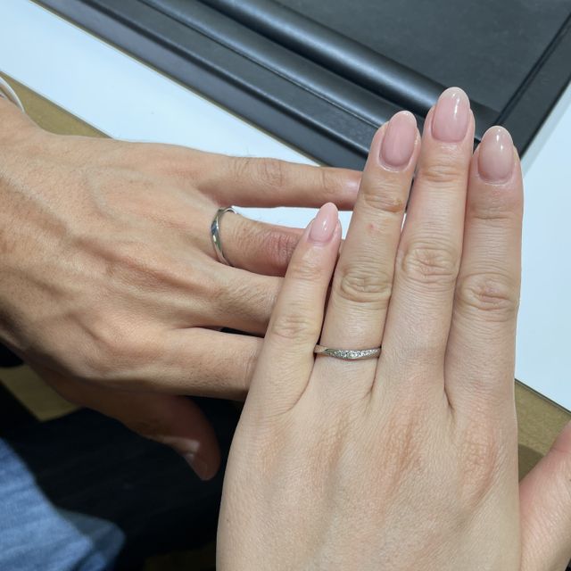 【ラザール ダイヤモンド(LAZARE DIAMOND)の口コミ】 細身でカーブしているようなデザインを探していました。同じようなデザイ…