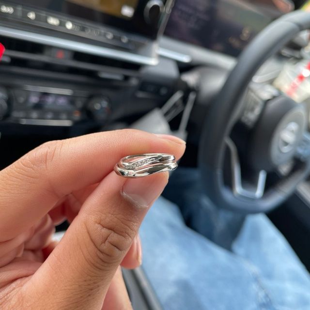 【銀座ダイヤモンドシライシの口コミ】 ウェーブのデザインが決め手でした。
ダイヤモンドの質を実際に見ることが…