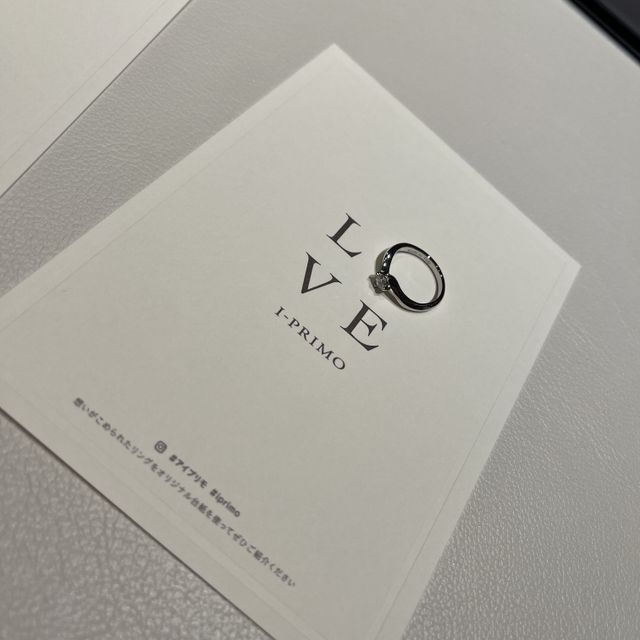 【アイプリモ(I-PRIMO)の口コミ】 エッジの効いたデザインと4点留めの点、ウェーブがかったリングが素敵だっ…