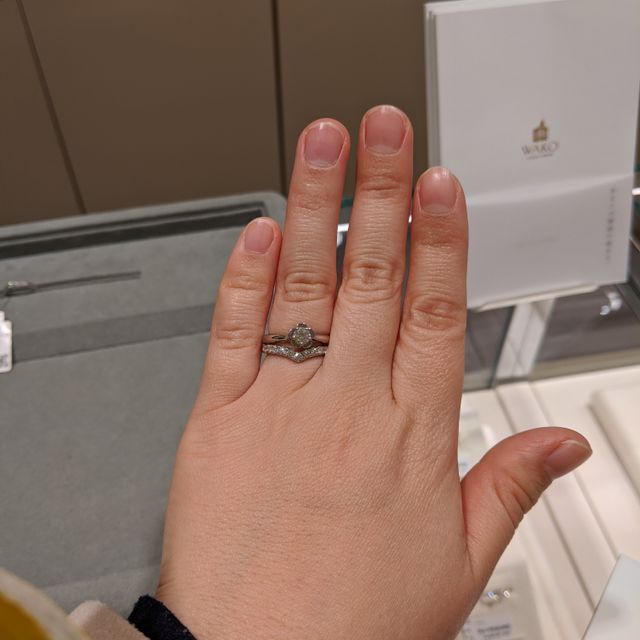 【和光ブライダルブティックギンザの口コミ】 婚約指輪との相性とダイヤモンドのキラキラ感が欲しかったため、Ｖ字デザ…
