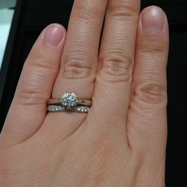 【ティファニー(Tiffany & Co.)の口コミ】 真ん中がリボンみたいに絞ったデザインで婚約指輪のフレームに当たらず可…