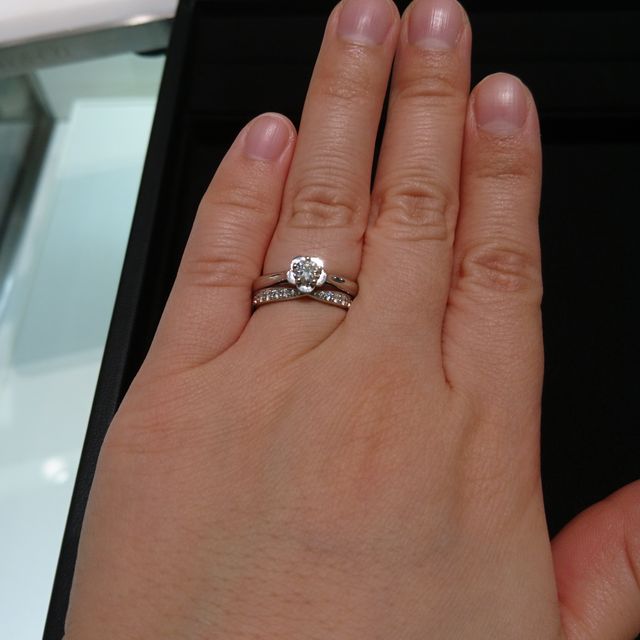 【ティファニー(Tiffany & Co.)の口コミ】 真ん中がリボンみたいに絞ったデザインで婚約指輪のフレームに当たらず可…
