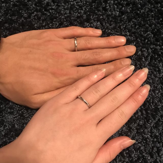 【エクセルコダイヤモンド(EXELCO DIAMOND)の口コミ】 ウェーブした指輪に見えてストレートなデザイン。全体的にダイヤがついて…