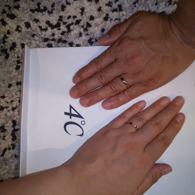 【4℃ BRIDAL(ヨンドシーブライダル)の口コミ】 希少価値のあるピンクダイヤに惹かれました。
リングはシンプルなものにし…