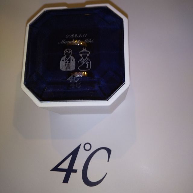 【4℃ BRIDAL(ヨンドシーブライダル)の口コミ】 希少価値のあるピンクダイヤに惹かれました。
リングはシンプルなものにし…