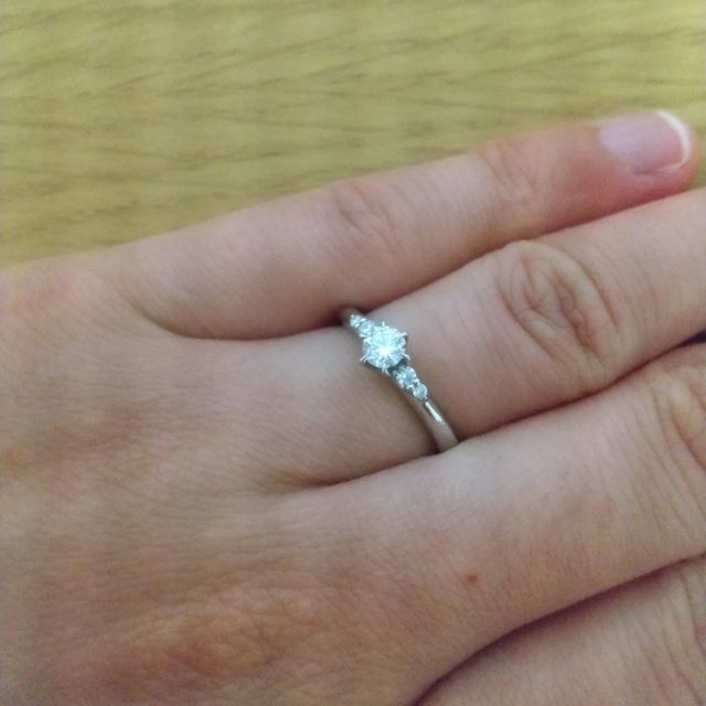 【canal4℃(カナルヨンドシー)の口コミ】 そこまで派手でなく、結婚指輪と一緒に重ねてつけることもできるような指…