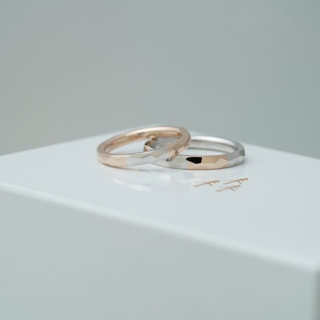 【THREE TREES(スリーツリーズ)の口コミ】 妻と二人でデザインを考えてから店舗に伺いました。鏡面仕上げで表面はデ…