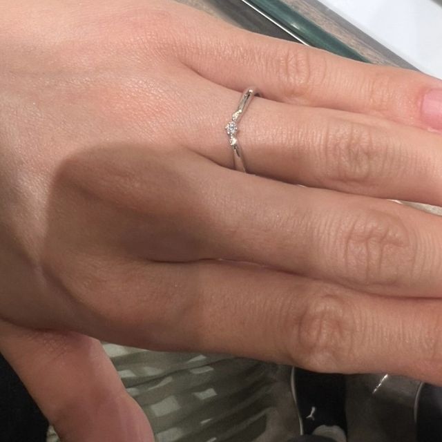 【ジュエリーツツミ(JEWELRY TSUTSUMI)の口コミ】 私自身、体が小柄なため、結婚指輪は細めで華奢なデザインの指輪を探して…