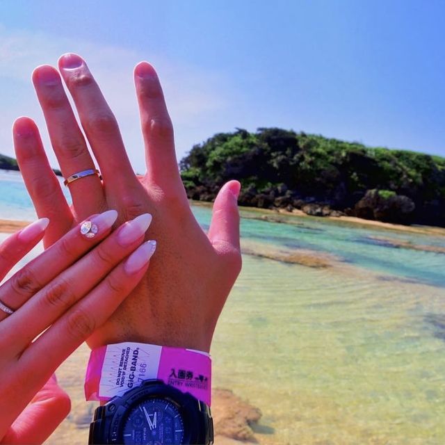 【4℃ BRIDAL(ヨンドシーブライダル)の口コミ】 派手すぎないデザインがよかった。
指輪の少しくねっと曲がったデザインと…