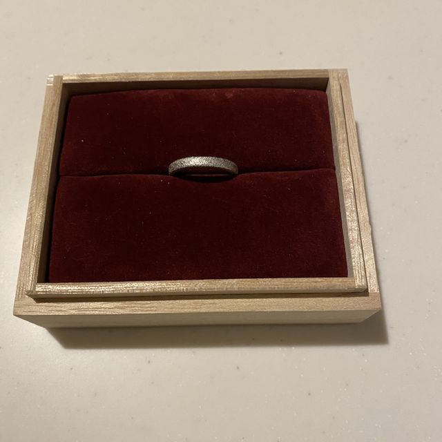【ichi(イチ)の口コミ】 雑誌でこの石地の指輪を見て一目惚れしました。
実際に店舗に行き、試着を…