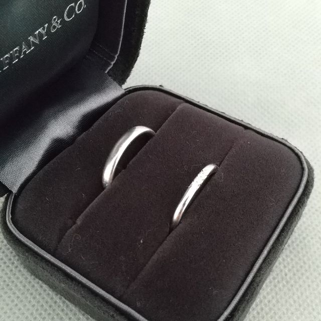 【ティファニー(Tiffany & Co.)の口コミ】 旦那がシンプルなデザインが良いとの事でこれに決めました。
個人的にはひ…