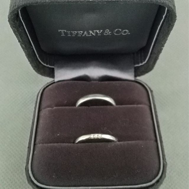 【ティファニー(Tiffany & Co.)の口コミ】 旦那がシンプルなデザインが良いとの事でこれに決めました。
個人的にはひ…