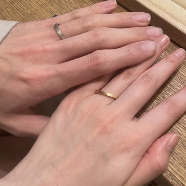 【ith(イズ)の口コミ】 秋のうろこ雲をイメージしてきめ細やかな槌目を付けた指輪とご説明いただ…