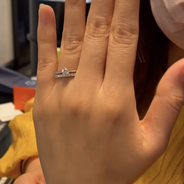 【銀座ダイヤモンドシライシの口コミ】 ストレートのシンプルな指輪はつけ心地はとても良く違和感なくつけれまし…