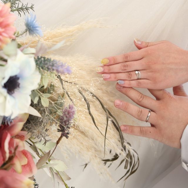 【銀座ダイヤモンドシライシの口コミ】 ウェーブがあるものでキラキラしているデザインが欲しかったので、自分た…