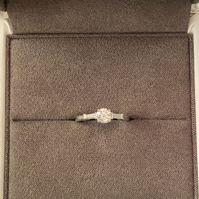 【Foulason(フレゾン)の口コミ】 元々は可愛い系を検討していたが、実際に自分の指にはめてみるとこれが1番…