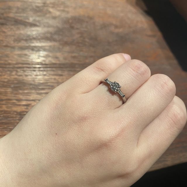 【Foulason(フレゾン)の口コミ】 元々は可愛い系を検討していたが、実際に自分の指にはめてみるとこれが1番…