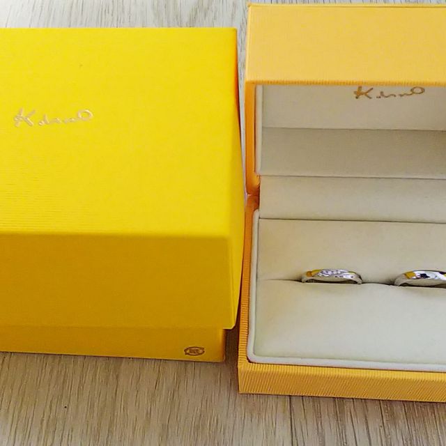 【ケイウノ ブライダル(K.UNO BRIDAL)の口コミ】 女性側は結婚指輪、素材はプラチナ、
ダイヤモンドが入ったデザインで、探…