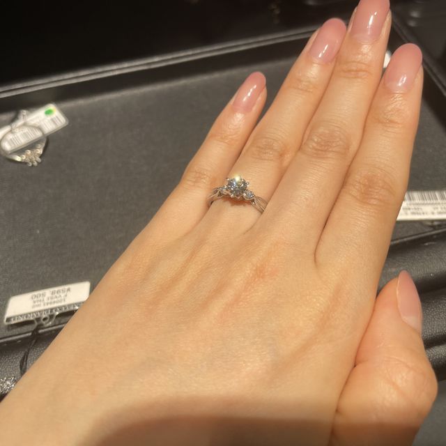 【エクセルコダイヤモンド(EXELCO DIAMOND)の口コミ】 ダイヤモンドの輝きがとにかくすごいです。キラキラ眩しくて目を細めてし…