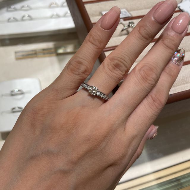 【ブルガリ(BVLGARI)の口コミ】 どのブランドも似たような定番デザインですが側面にブルガリのロゴが入っ…