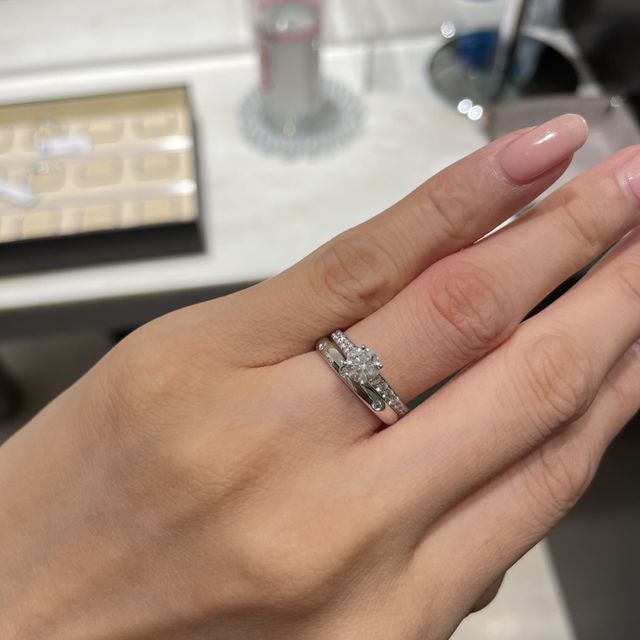 【ヴァン クリーフ＆アーペル(Van Cleef & Arpels)の口コミ】 シンプルなプラチナリングに3つダイヤモンドがセッティングされたデザイン…