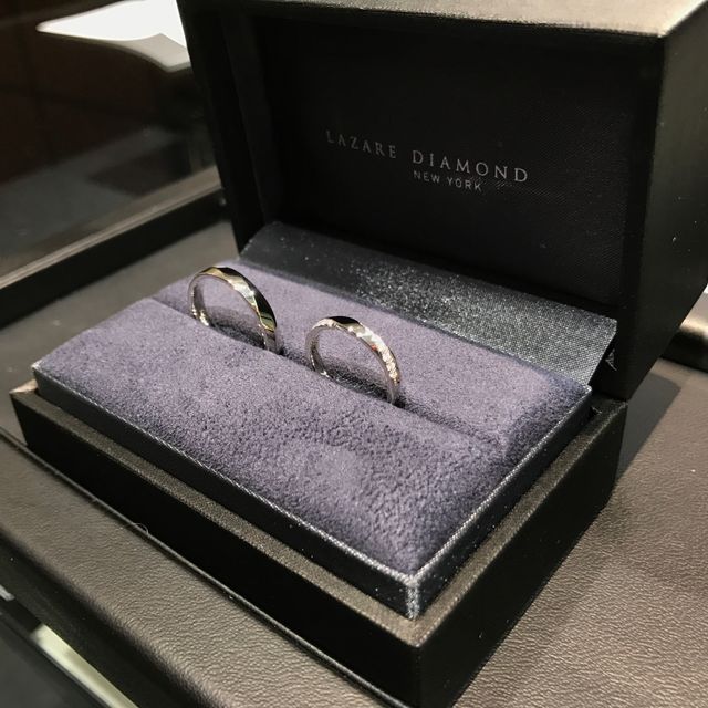 【ラザール ダイヤモンド(LAZARE DIAMOND)の口コミ】 ダイヤが2連で斜めに入っているデザインにしました。1連はどのメーカーで…