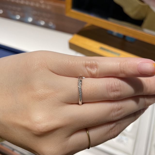 【銀座ダイヤモンドシライシの口コミ】 圧倒的な着け心地でした。店員さんに通常のものと比べてみてくださいと言…