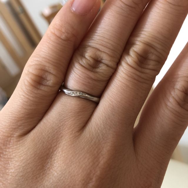 【4℃ BRIDAL(ヨンドシーブライダル)の口コミ】 シンプルな指輪を探していましたが女性らしいカーブと、ダイヤがキラキラ…