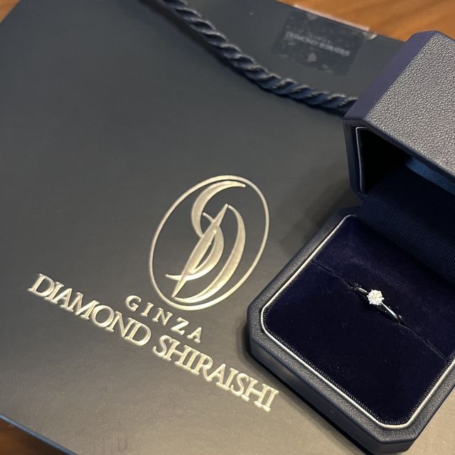 【銀座ダイヤモンドシライシの口コミ】 横から見たデザインが花の形になっていて可愛いこと・ダイヤの輝きを最大…