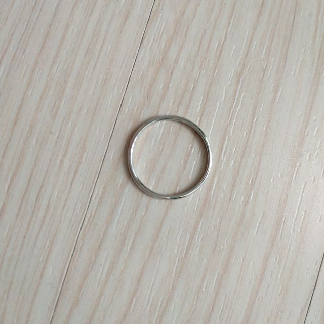 【Timeless ones Lovers(タイムレスワンズラバーズ)の口コミ】 ワンポイントで、シンプルなデザインが気に入りました。内側が丸く、指輪…