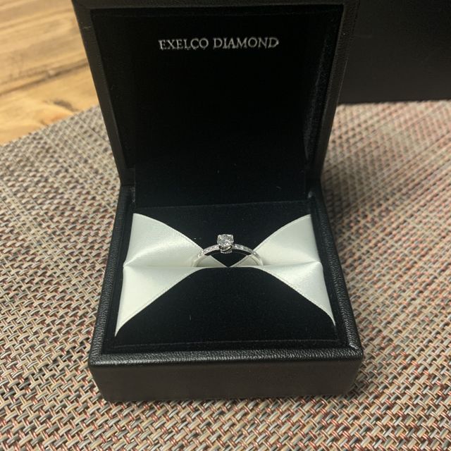 【エクセルコダイヤモンド(EXELCO DIAMOND)の口コミ】 購入したのはサンドリヨンというデザインの指輪でした。サンドリヨンは、…