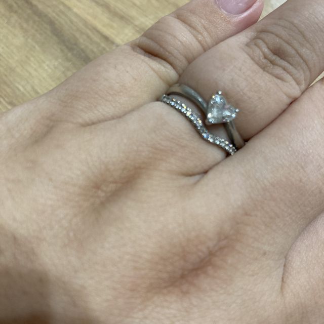 【STAR JEWELRY(スタージュエリー)の口コミ】 婚約指輪に合うvラインをさがしていました。石がフルでついているタイプと…
